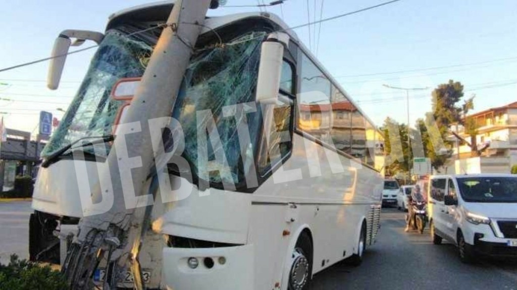 Γλυκά Νερά: Λεωφορείο καρφώθηκε σε κολώνα