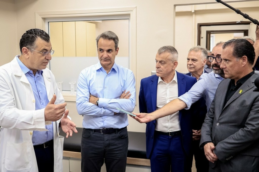 Επίσκεψη Μητσοτάκη στο ΚΑΤ: Θέλουμε το ΕΣΥ να είναι ελκυστικό και για νέους γιατρούς