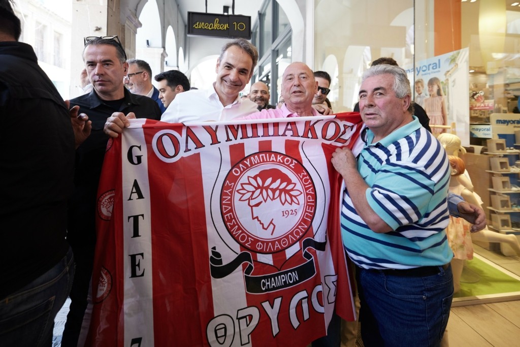 Κυριάκος Μητσοτάκης: Φωτογραφήθηκε στο Αίγιο με τη σημαία του Ολυμπιακού