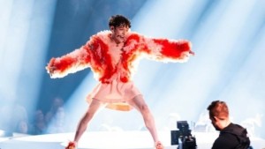 Eurovision: To Nemo στέλνει πίσω το βραβείο – «Ο διαγωνισμός χρησιμοποιήθηκε για να μαλακώσει την εικόνα του Ισραήλ»
