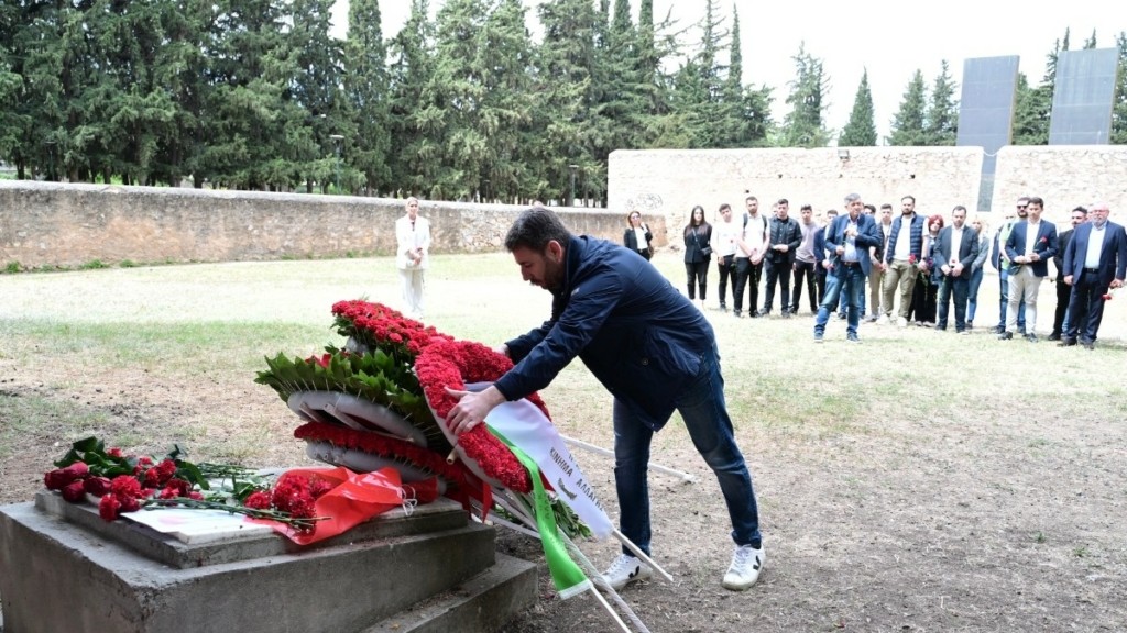 Ο Νίκος Ανδρουλάκης κατέθεσε στεφάνι στο Σκοπευτήριο Καισαριανής