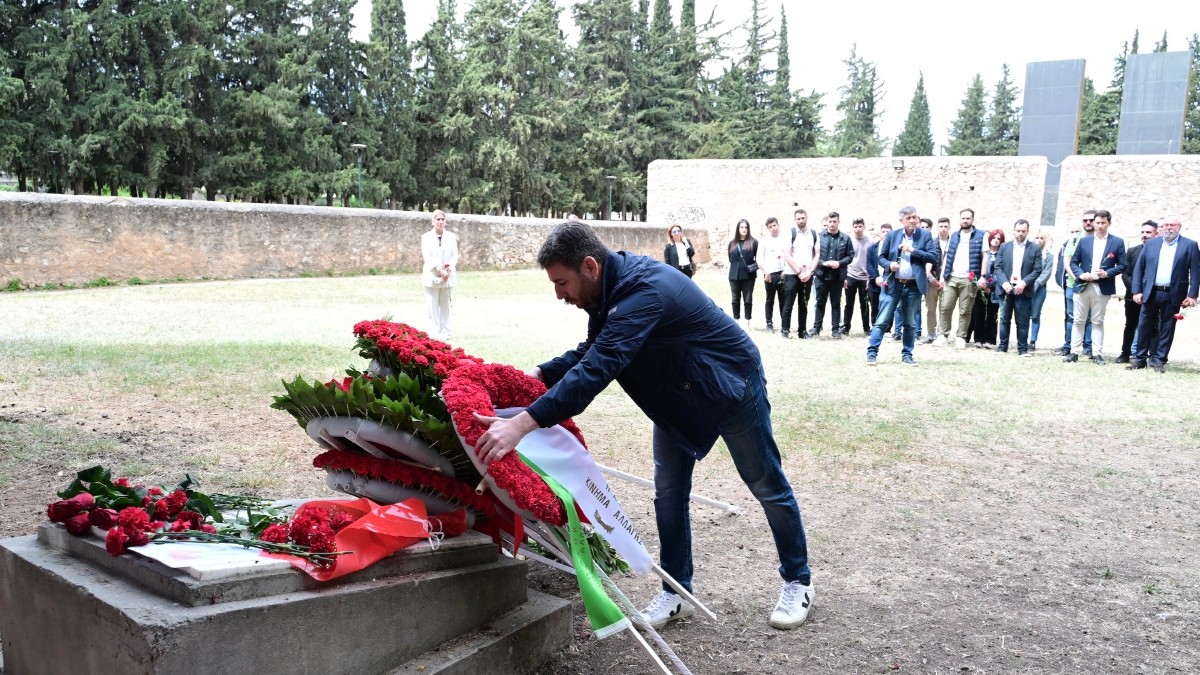 Ο Νίκος Ανδρουλάκης κατέθεσε στεφάνι στο Σκοπευτήριο Καισαριανής