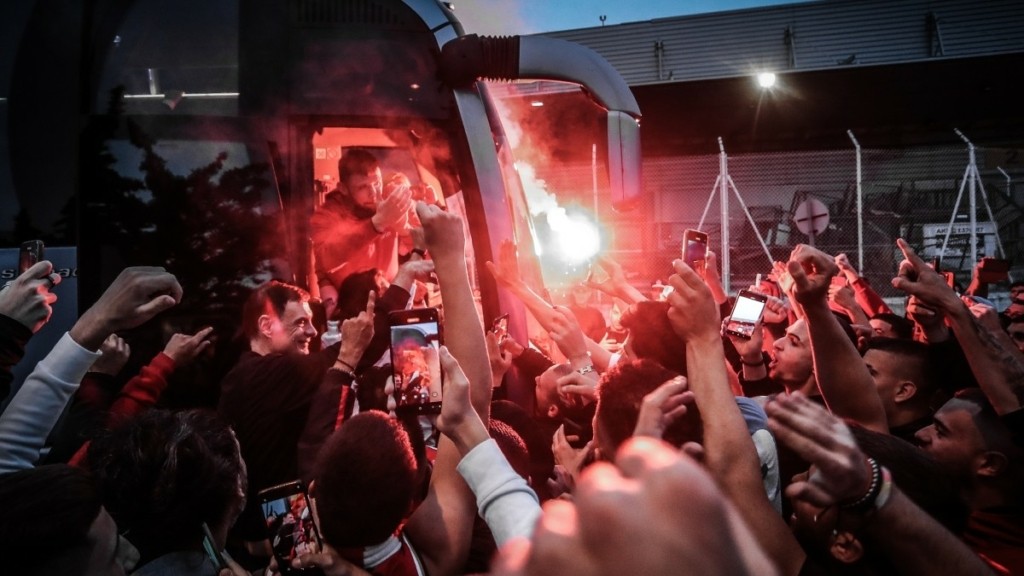 “Φέρτε μας το ευρωπαϊκό” – Θρυλική υποδοχή στο αεροδρόμιο για τον μπασκετικό Ολυμπιακό