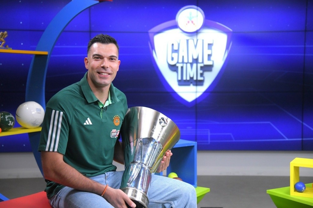 Ο Κώστας Σλούκας με το τρόπαιο της Euroleague στο ΟΠΑΠ GAME TIME