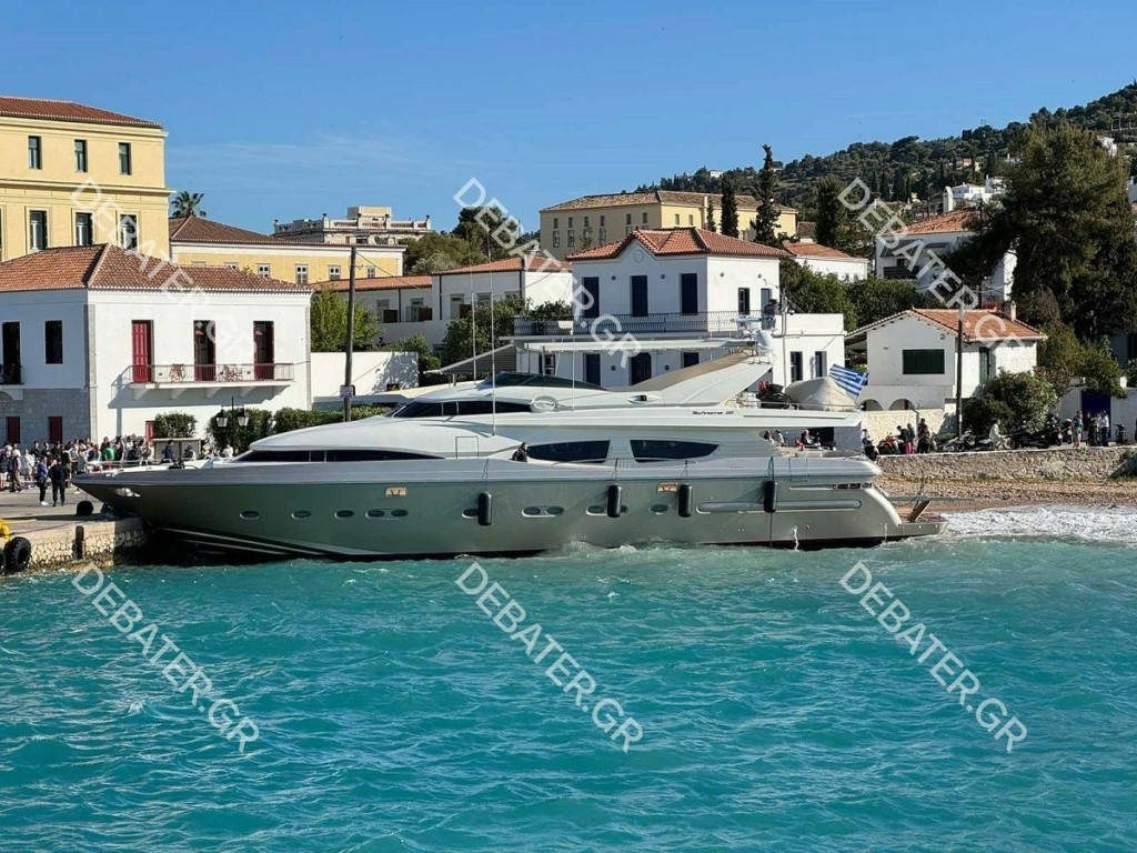 Σπέτσες: Σκάφος προσάραξε στο λιμάνι λόγω ανέμου – Αποκλειστικές εικόνες του DEBATER