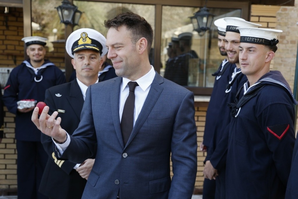 Ο Στέφανος Κασσελάκης τσουγγρίζει αυγά στο TikTok -Δείτε το βίντεο από την Κέρκυρα