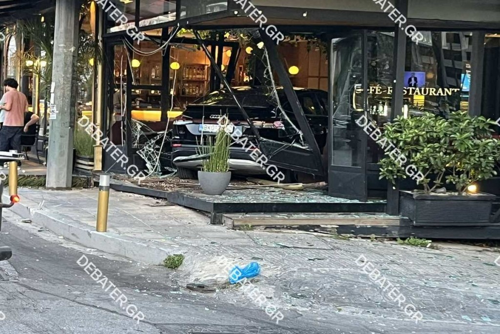 Σοκαριστικό τροχαίο στη Συγγρού: Αυτοκίνητο «εισέβαλε» σε καφετέρια (vids, pics)