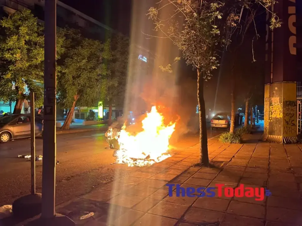Ένταση στη Θεσσαλονίκη μετά τον χαμένο τελικό του Άρη – Φωτιές σε κάδους από οπαδούς