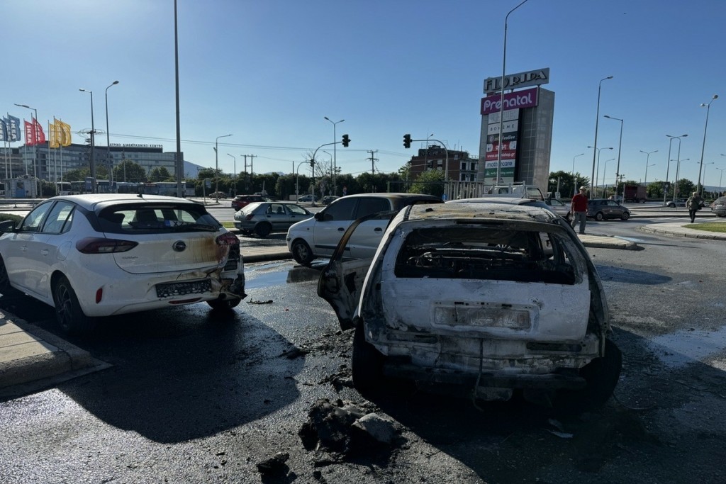 Θεσσαλονίκη: «Στάχτη» έγιναν αυτοκίνητα έξω από εμπορικό κέντρο (pics)