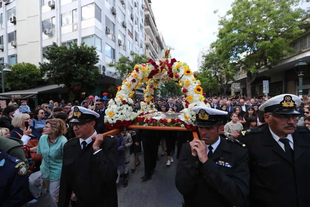 Θεσσαλονίκη: Πλήθος κόσμου στην περιφορά του επιταφίου του Ι.Ν. Αγίου Μηνά