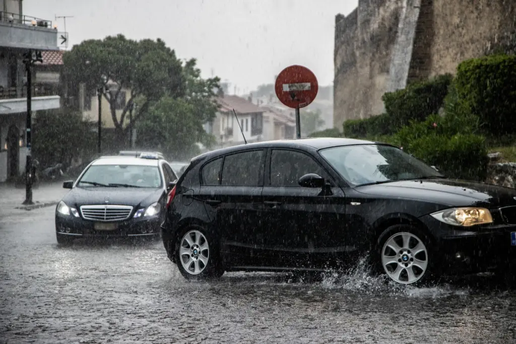 Καιρός σήμερα: Βροχές και θυελλώδεις άνεμοι – Πού θα είναι έντονα τα φαινόμενα