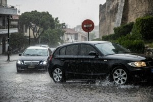 Καιρός σήμερα: Βροχές και θυελλώδεις άνεμοι – Πού θα είναι έντονα τα φαινόμενα