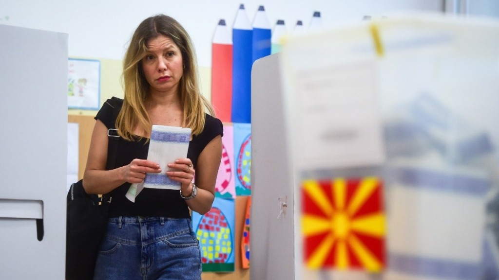 Βόρεια Μακεδονία: Σε εξέλιξη η ψηφοφορία για τις “διπλές” εκλογές
