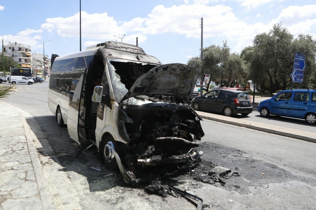 Φωτιά σε τουριστικό λεωφορείο στο Χαϊδάρι -Διακοπή της κυκλοφορίας στην οδό Καραϊσκάκη