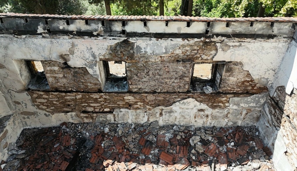 Εικόνες θλίψης στη Χαλκιδική – Καταστροφές σε ιστορικό ναό του 19ου αιώνα από πυρκαγιά