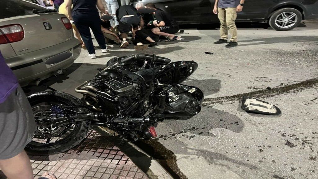 Λάρισα: Σφοδρή σύγκρουση Ι.Χ. με μηχανή – Στο νοσοκομείο δύο 23χρονοι
