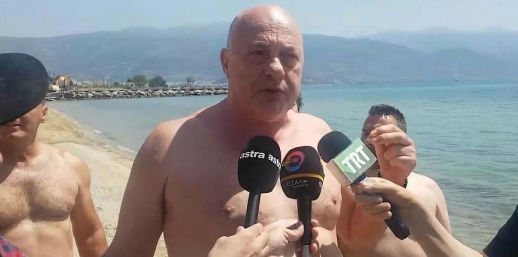 Αχιλλέας Μπέος: “Βούτηξε” στα νερά του Παγασητικού για να αποδείξει ότι είναι καθαρά – BINTEO