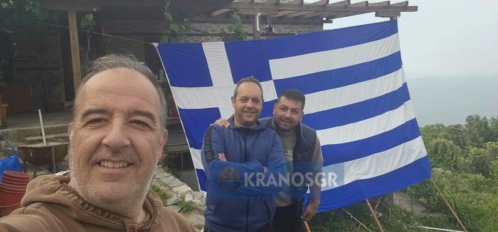 Άγιο Όρος: Στελέχη των Ενόπλων Δυνάμεων ύψωσαν τη μεγαλύτερη ελληνική σημαία