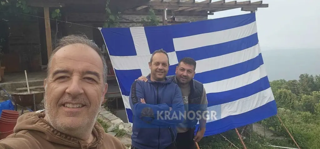Άγιο Όρος: Στελέχη των Ενόπλων Δυνάμεων ύψωσαν τη μεγαλύτερη ελληνική σημαία