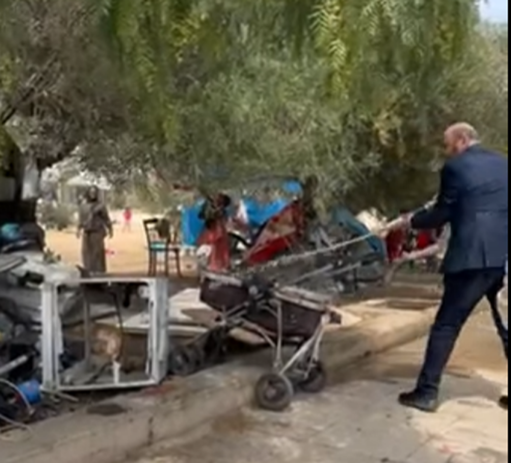 Πέραμα: Ο δήμαρχος βρέχει με μάνικα αντικείμενα Ρομά οικογένειας – «Ή θα ξεβρομίσουμε ή θα χολεριάσουμε»