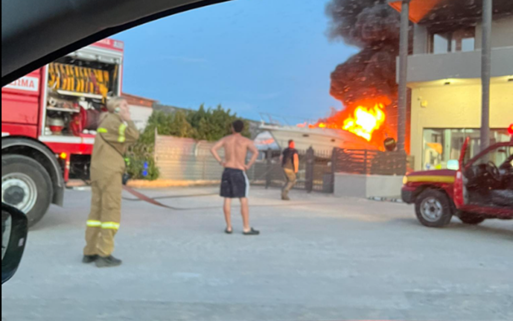 Φωτιά σε χώρο με σκάφη αναψυχής στην Βάρης Κορωπίου (pics&vid)