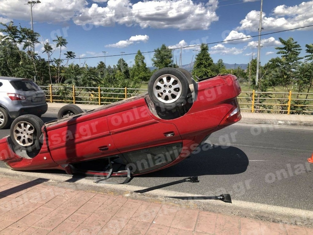 Λάρισα: Τούμπαρε αυτοκίνητο μετά από σύγκρουση δύο οχημάτων (pics)
