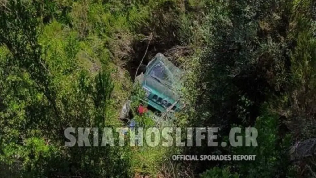 Σκιάθος: Τζιπ τουριστών έπεσε σε χαντάκι (pic)