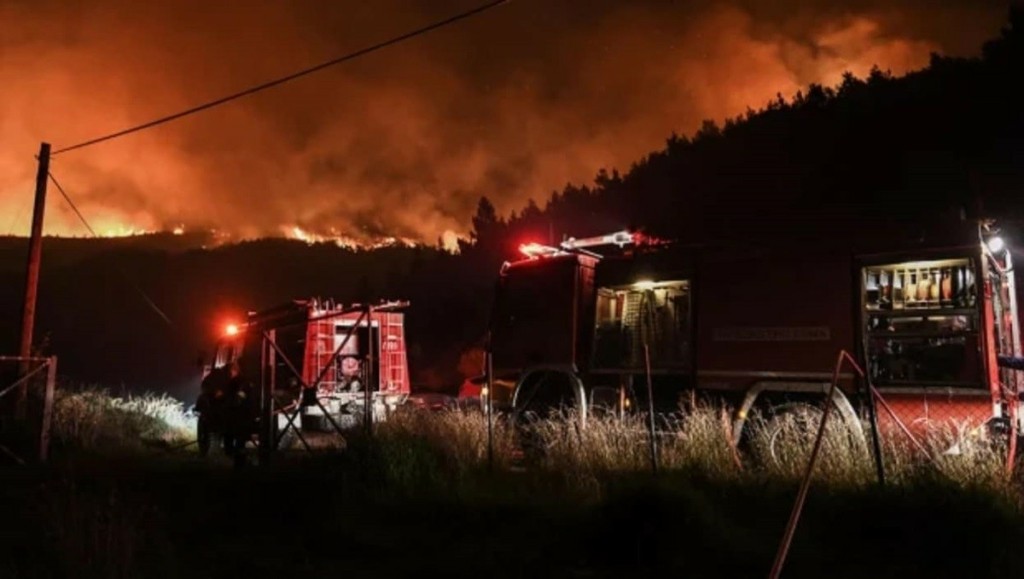 Ολονύχτια μάχη με τις φλόγες σε Ηλεία και Αχαΐα – Έχει αναπτύξει μεγάλη δυναμική το διπλό μέτωπο
