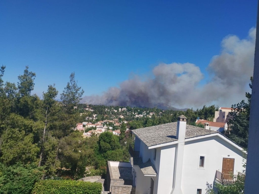 Νεκρός ο 45χρονος που υπέστη ανακοπή στη φωτιά στη Σταμάτα