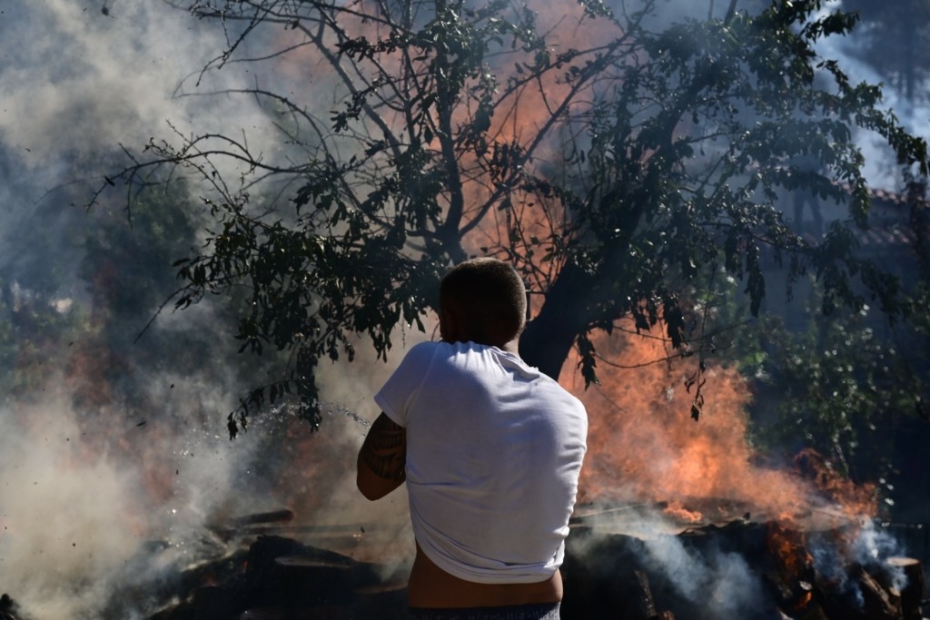 Φωτιά στη Σταμάτα: Νεκρός 45χρονος από ανακοπή – Εκκενώθηκαν Αμυγδαλέζα, Γαλήνη και Ροδόπολη