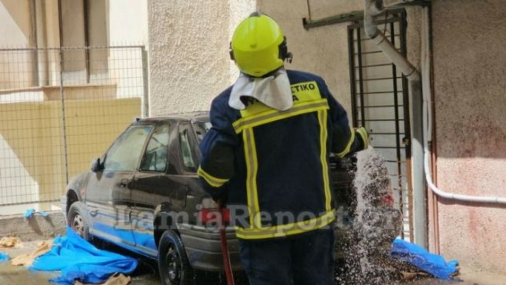 Τρόμος στη Λαμία – Φλεγόμενη τέντα έπεσε πάνω σε αυτοκίνητο (vid)