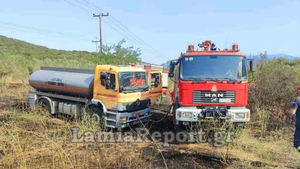 Φωτιά δίπλα στην εθνική οδό Λαμίας – Καρπενησίου