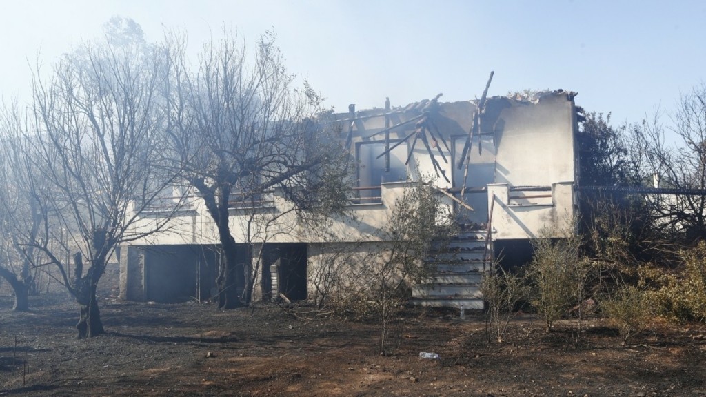 Φωτιά στη Βάρης – Κορωπίου: Καλύτερη η εικόνα της πυρκαγιάς – Οι φλόγες άφησαν πίσω τους μεγάλες ζημιές σε σπίτια και επιχειρήσεις