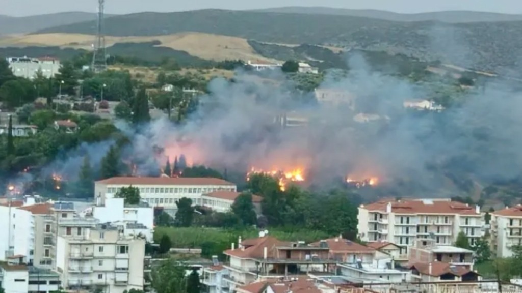 Υπό μερικό έλεγχο η φωτιά στην Λιβαδειά