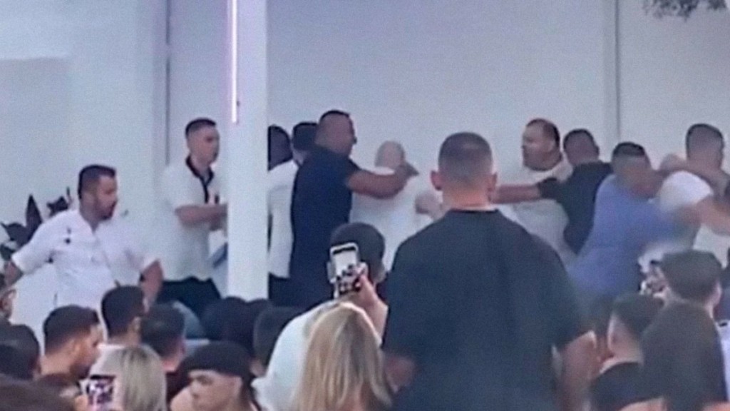 Άγριο ξύλο σε κλαμπ στην Χαλκιδική ανάμεσα σε θαμώνες (vid)