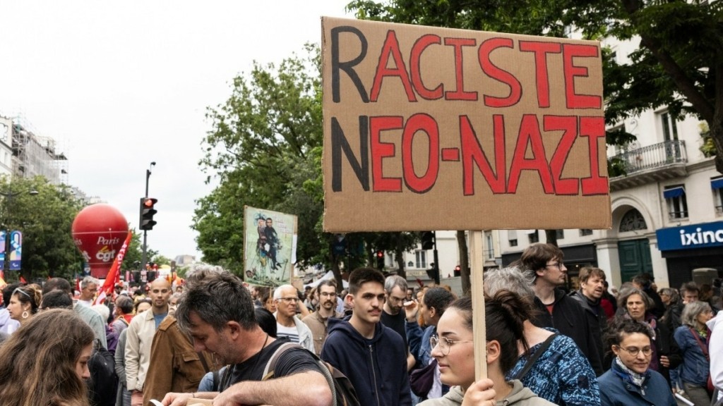 Γαλλία: Στους δρόμους κατά της Ακροδεξιάς εκατοντάδες χιλιάδες πολίτες (pics & vid)