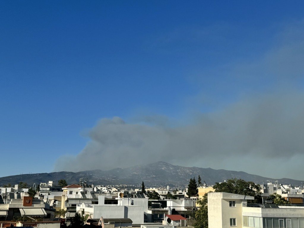 Φωτιά Σταμάτα: Οι καπνοί έχουν καλύψει τον ουρανό της Αττικής -Φωτογραφίες από Χαλάνδρι