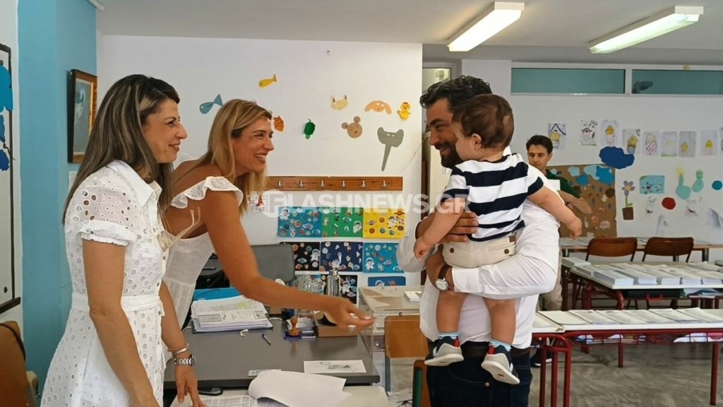 Κρήτη: Ο μικρότερος ψηφοφόρος είναι μόλις 10 μηνών – Μπήκε στο παραβάν μαζί με τον μπαμπά του (pics)