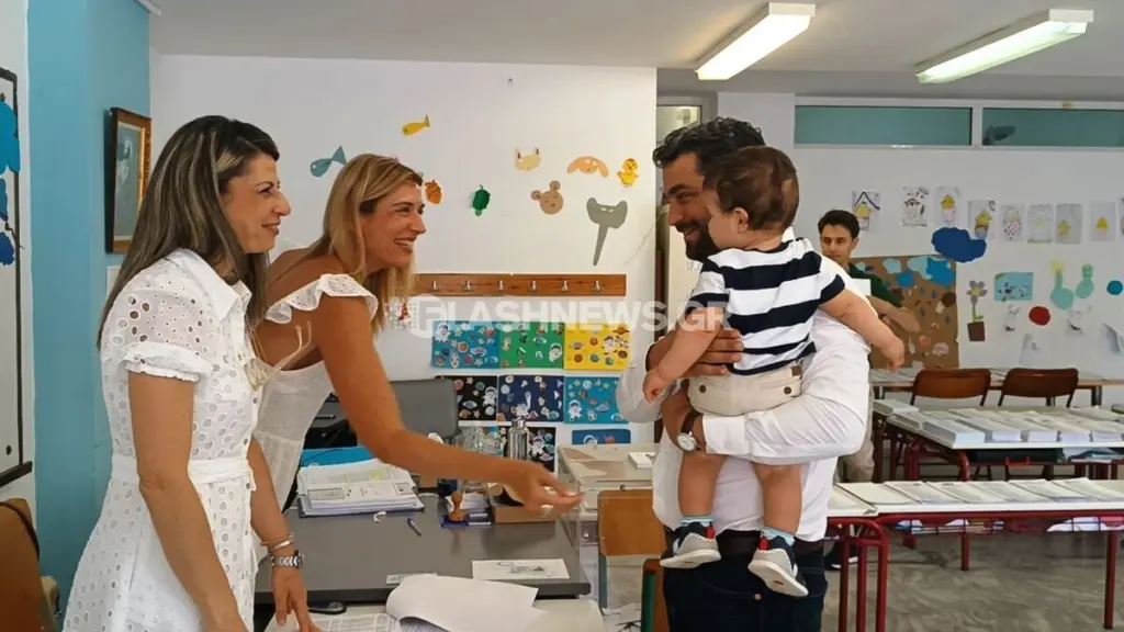 Κρήτη: Ο μικρότερος ψηφοφόρος είναι μόλις 10 μηνών – Μπήκε στο παραβάν μαζί με τον μπαμπά του (pics)