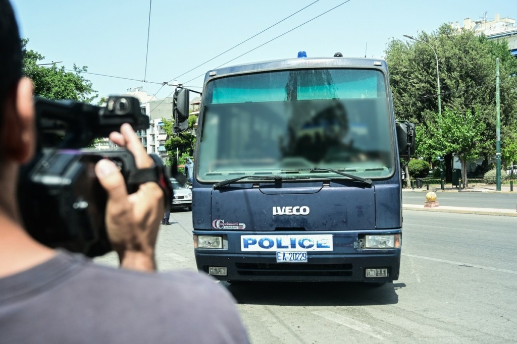Τι υποστηρίζει ο δημοσιογράφος της ΕΡΤ που κατηγορείται ότι ξυλοκόπησε τη σύντροφό του