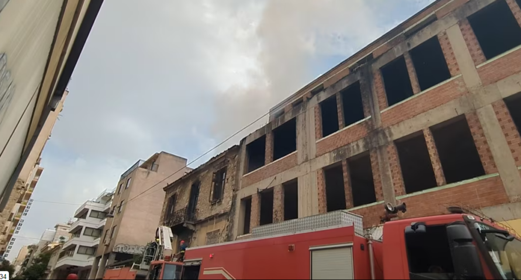 Φωτιά σε εγκαταλελειμμένο κτίριο στο Μεταξουργείο