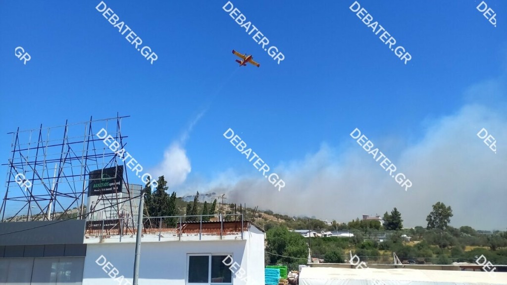 Μεγάλη φωτιά στη λεωφόρο Βάρης – Κορωπίου: «Ήχησε» τρεις φορές το 112 -Εντολή εκκένωσης σε Λαμπρικά και Κίτσι (vids)