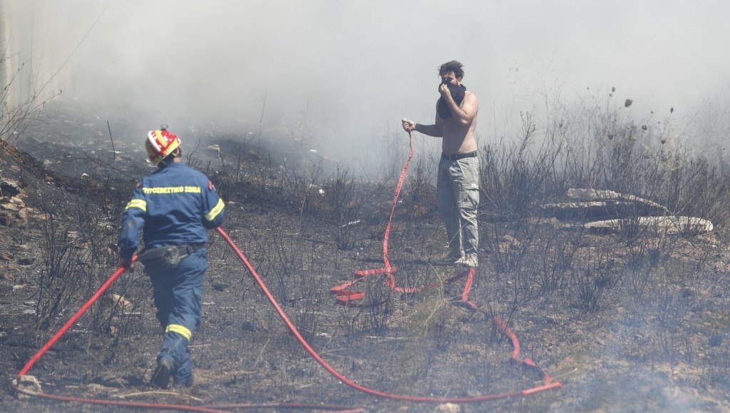 Καθηγητής πανεπιστημίου ο 66χρονος που οδηγείται στον ανακριτή για τις φωτιές στη Βάρη