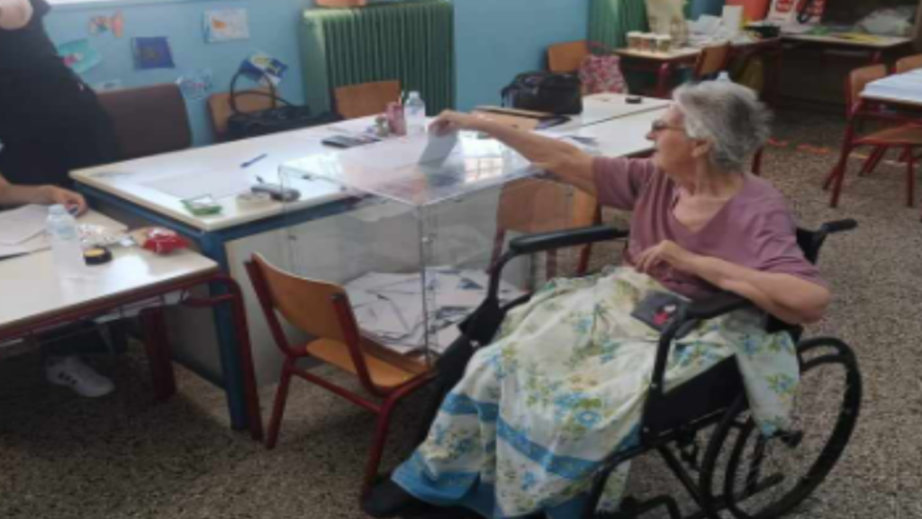 Βόλος: 84χρονη πήγε να ψηφίσει με αναπηρικό καροτσάκι