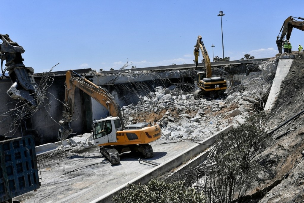Συνεχίζονται οι εργασίες κατεδάφισης της γέφυρας στον Ισθμό -Ομαλά διεξάγεται η κυκλοφορία