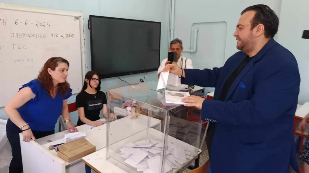 Ο Πρόεδρος του ΛΑ.Ο.Σ. Φίλιππος Καμπούρης ψήφισε στο 2ο Ε.Κ. Πειραιά στα Καμίνια