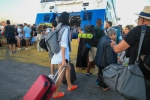 Κορυφώνεται η έξοδος των αδειούχων του Αυγούστου – Το αδιαχώρητο επικρατεί σε πλοία, τρένα και λεωφορεία