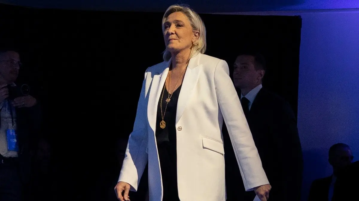 Politico: Η Λεπέν νικά Μακρόν και Μπαϊρού – Ρίχνει την κυβέρνηση αν και μένει εκτός Βουλής