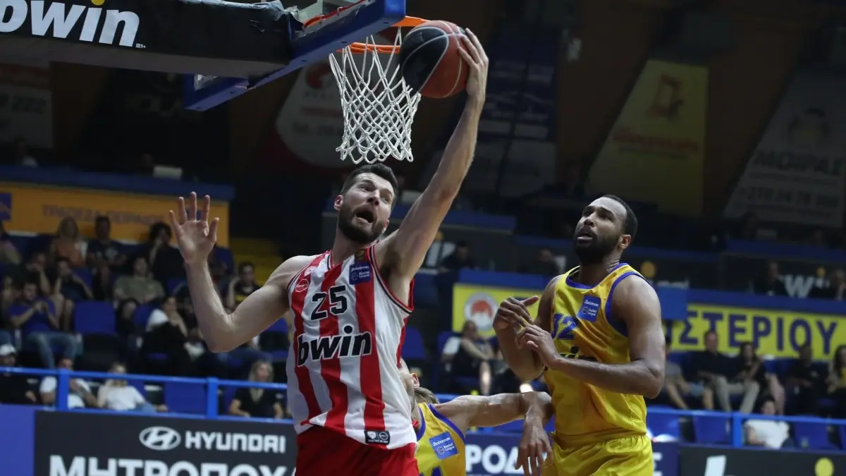 Ο Ολυμπιακός έκανε το 2-0 απέναντι στο Περιστέρι και περιμένει τον Παναθηναϊκό στους τελικούς
