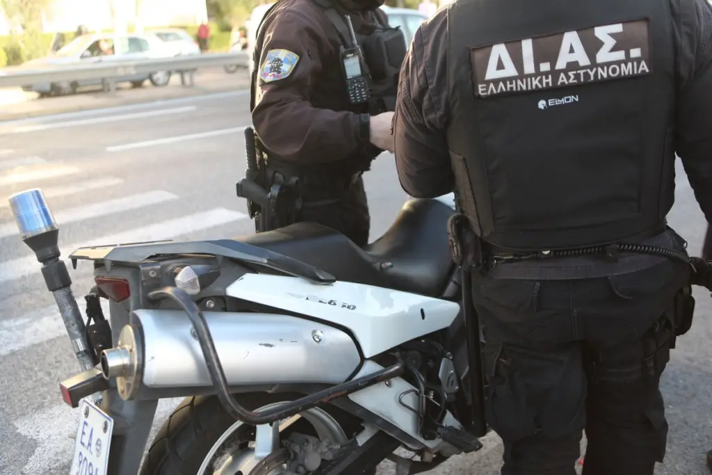 Καταδίωξη αυτοκινήτου στον Άγιο Παντελεήμονα – Πετούσαν σακούλες με κάνναβη από το παράθυρο
